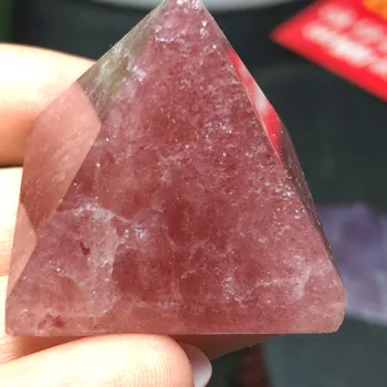 Los puros de alta calidad natural de fresa pirámide de cristal se puede utilizar como protección contra el mal y mejorar el medio ambiente