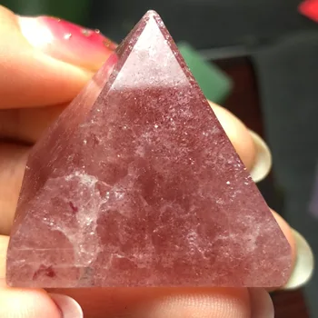 Los puros de alta calidad natural de fresa pirámide de cristal se puede utilizar como protección contra el mal y mejorar el medio ambiente
